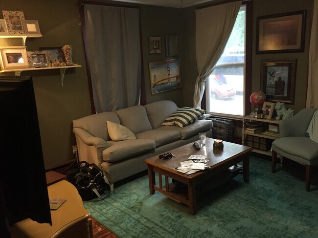 Living Room - 1041 Jenifer St