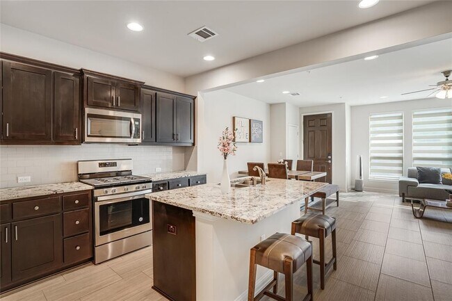Foto del edificio - 13800 Lyndhurst St