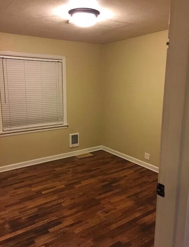 Building Photo - 342 5th St SE