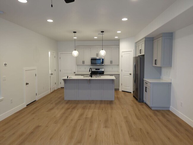 Building Photo - Gorgeous 3 Bedroom 2 Bathroom Townhouse