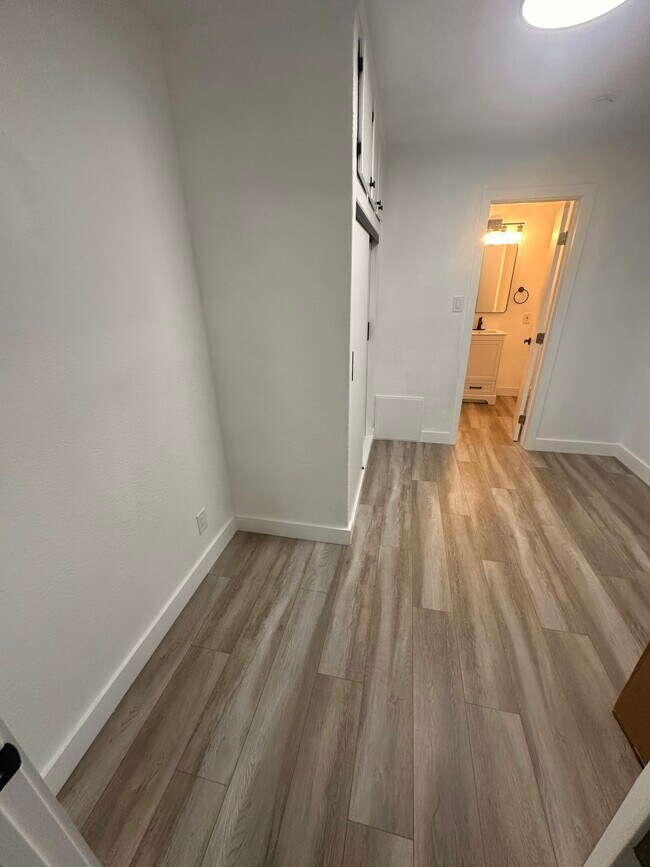 Foto del edificio - 934 1/2 Simmons Avenue, Unit 934 1/2