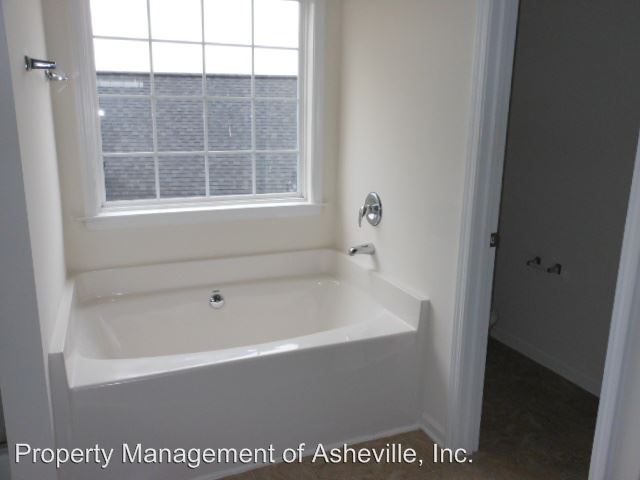 Building Photo - 28 Stone River Dr