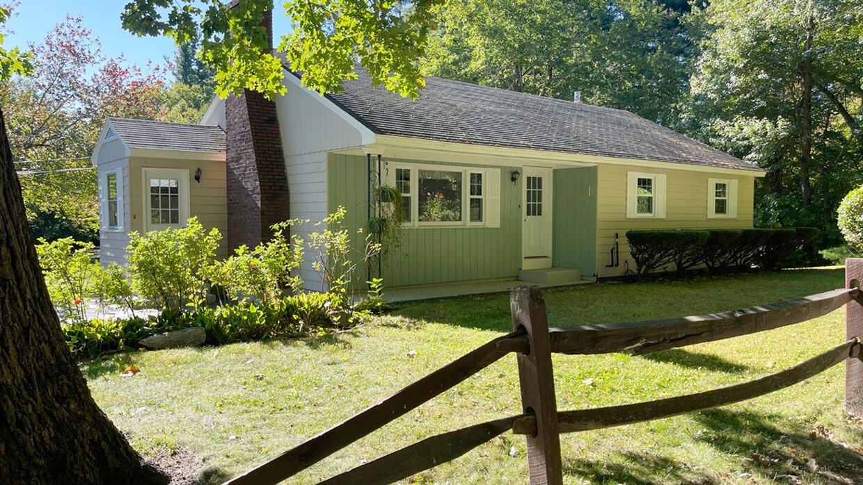 Primary Photo - 3 BR House on a Lake 1.5 Baths