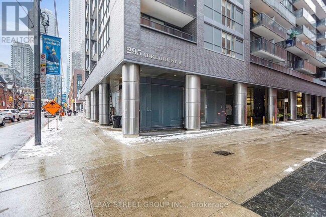 Photo du bâtiment - 295 Adelaide St W