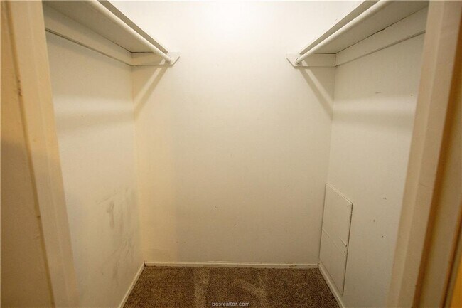 Foto del edificio - 1402 Holleman Dr