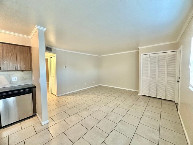 Building Photo - 1st Floor Apartment with Pool, Tennis Court & More in North Fort Myers