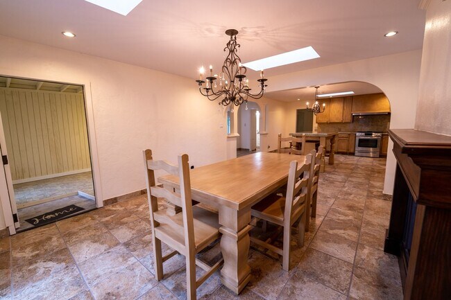 Building Photo - Perfect Pacific Grove Home!