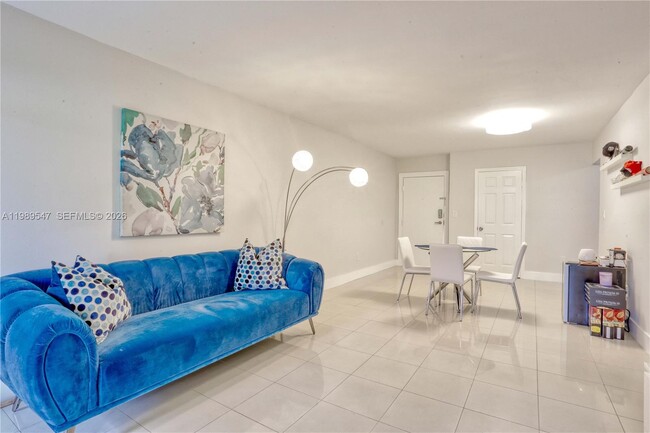 Building Photo - 9170 Fontainebleau Blvd