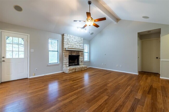 Building Photo - 403 Yucca Dr