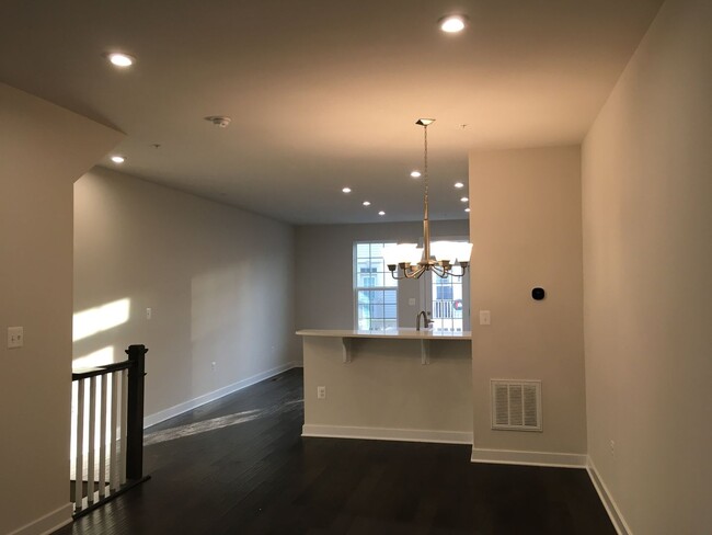 Building Photo - Gorgeous 3 BR/4 BA Townhome in Greenbelt!