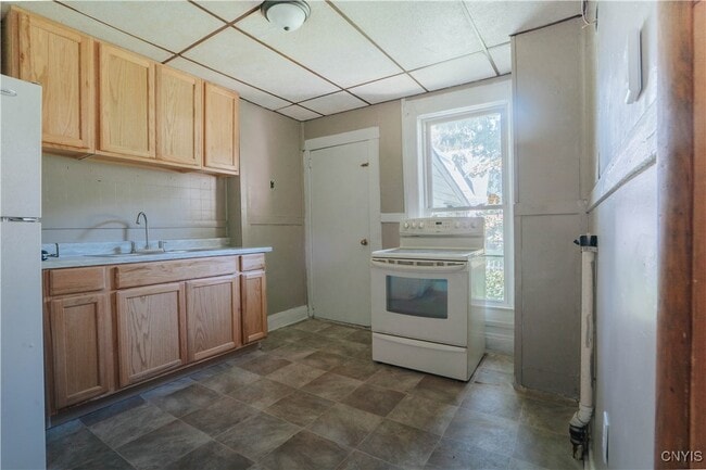 Building Photo - 38 Elm St