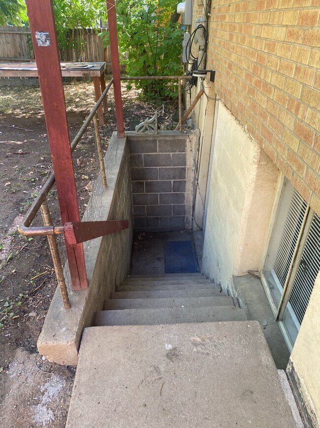 Foto del edificio - 2BD/1BA Basement Room on The Hill!