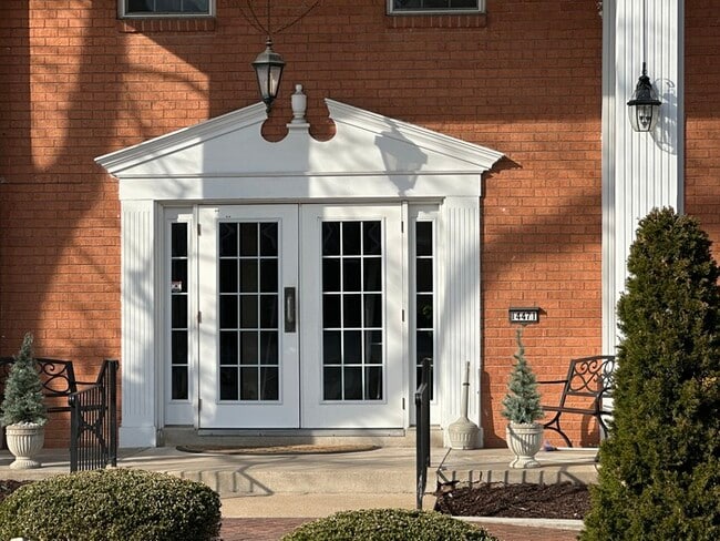 Building Photo - $1,900.00 2Bd/2Bt Condo in Chesterfield w/2 Garage Parking Spots