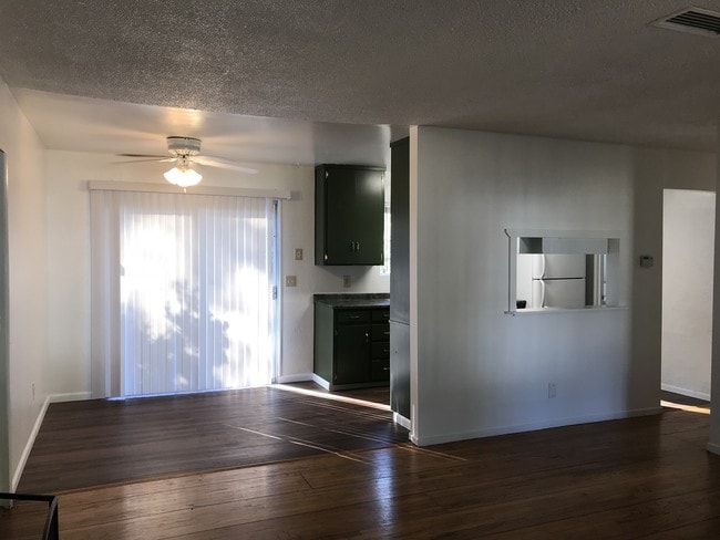Building Photo - 1059 La Mesa Dr