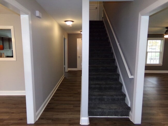 Building Photo - Beautiful Home in Indian Hills