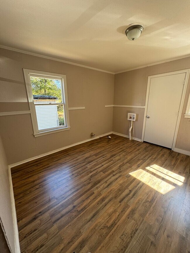 Building Photo - Like New 4 Bedroom Home in Queensborough