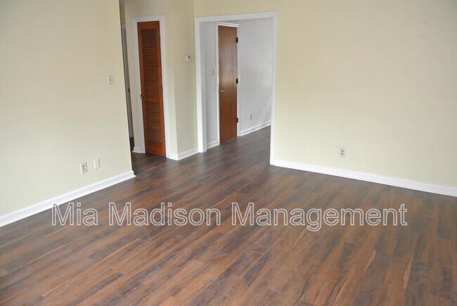 Foto del edificio - 4407 Caroline Dr