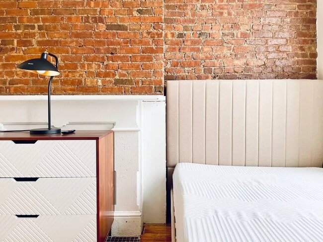 Building Photo - Furnished room/NOT APARTMENT