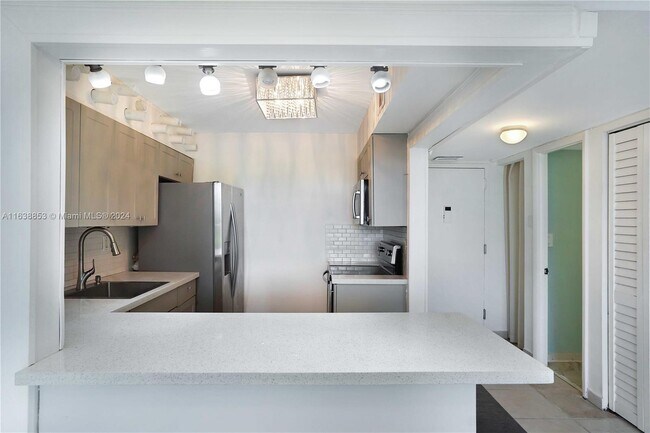 Foto del edificio - 6900 Bay Dr