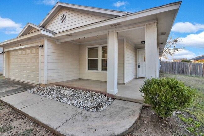 Building Photo - Charming 3 Bed, 2 Bath House with Serene Yard