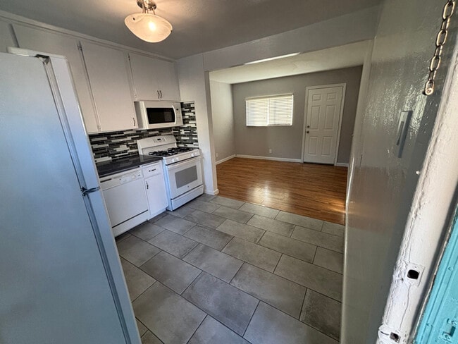 Building Photo - 2010 Blossom Ln