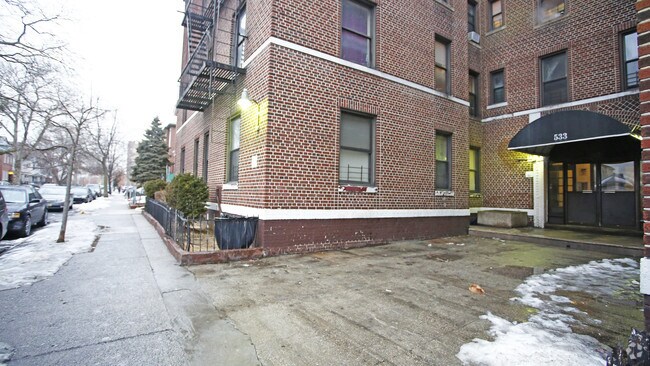Building Photo - 527-537 E 2nd St
