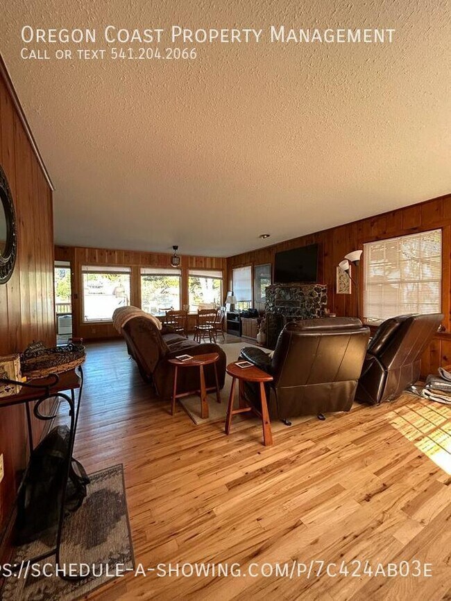 Building Photo - Recently Reduced Rate! 3 Bed 2.5 BathFully...