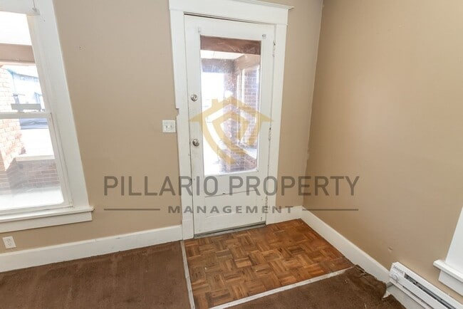 Foto del edificio - Remarkable Tuxedo Park Triplex for Rent/1B...