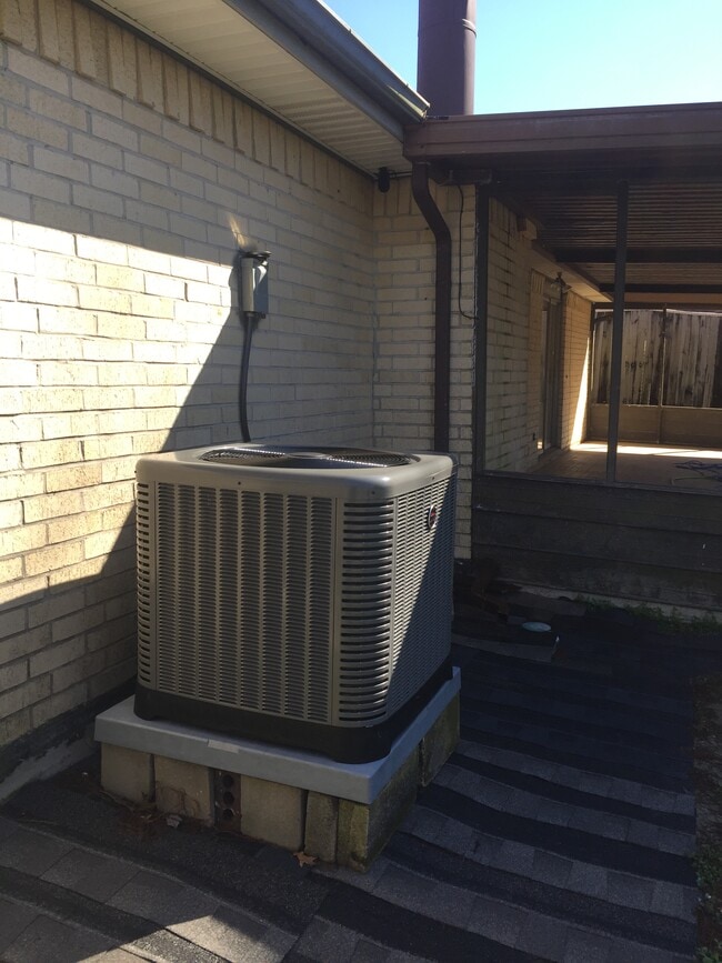 Foto del edificio - 2424 Oakmere Dr