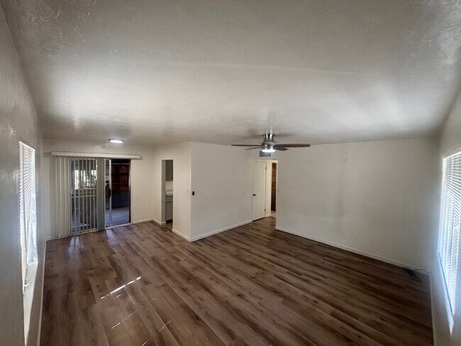 Foto del edificio - 4617 E 18th St