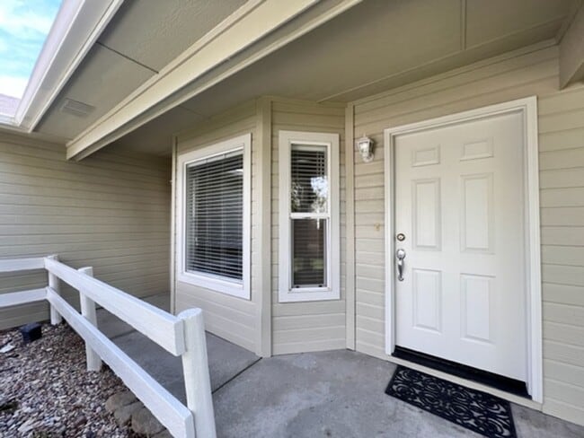 Building Photo - Gorgeous 4 bedroom 2 bathroom Home in the ...