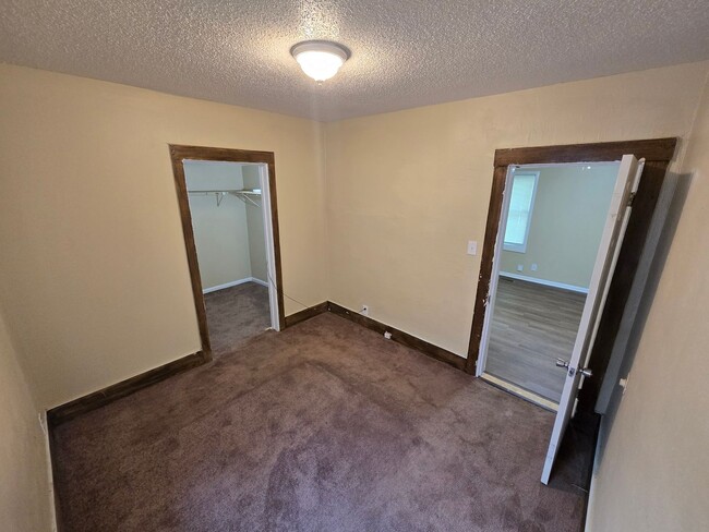 Building Photo - 2 Bedroom House