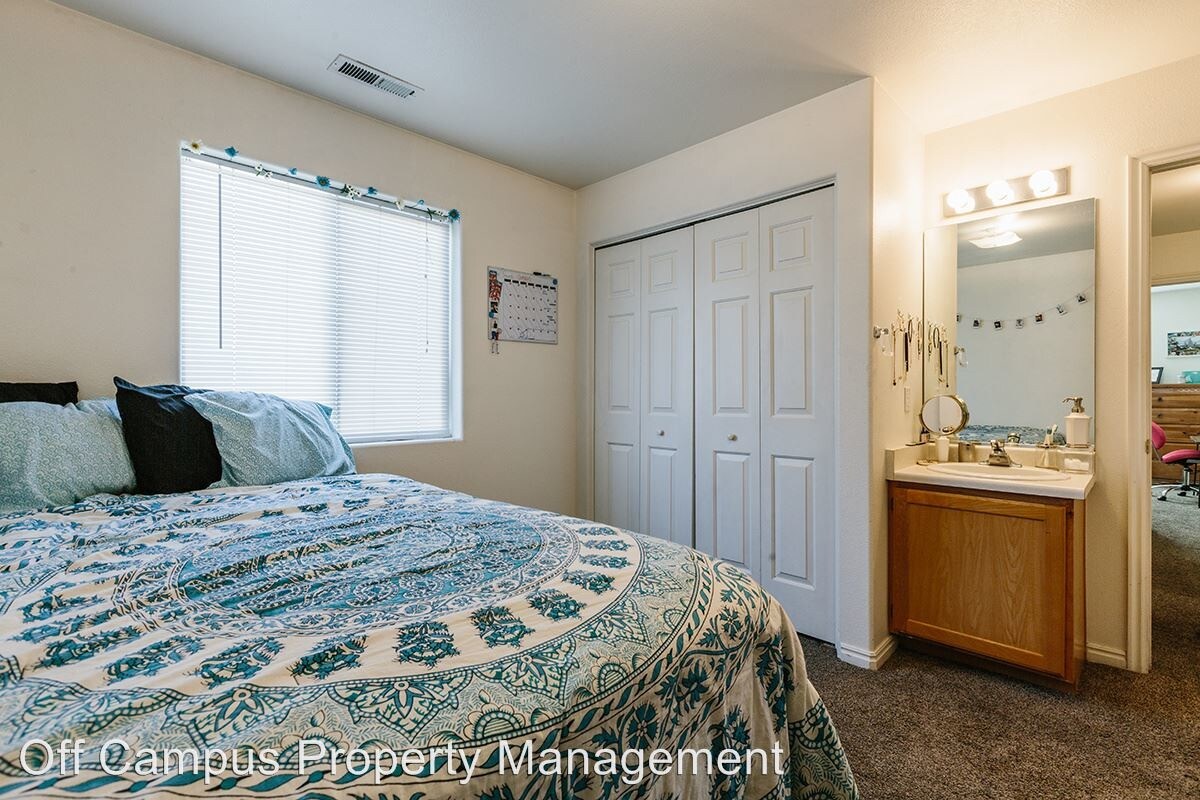 Primary Photo - 4 br, 2 bath Room For Rent - 425 S. 1223 W.