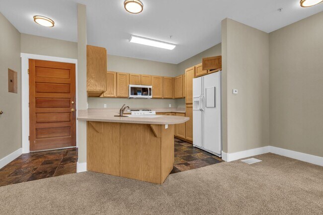 Building Photo - Pinebrook Pointe - New Price!!!