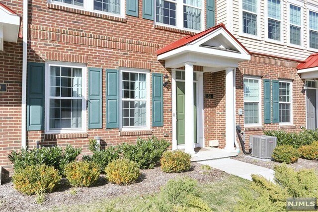 Building Photo - 51 Landmark Ln