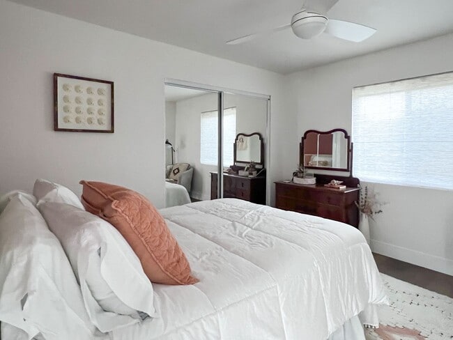 Building Photo - 3BR/2BA Remodeled Condo – 1 Block from the...
