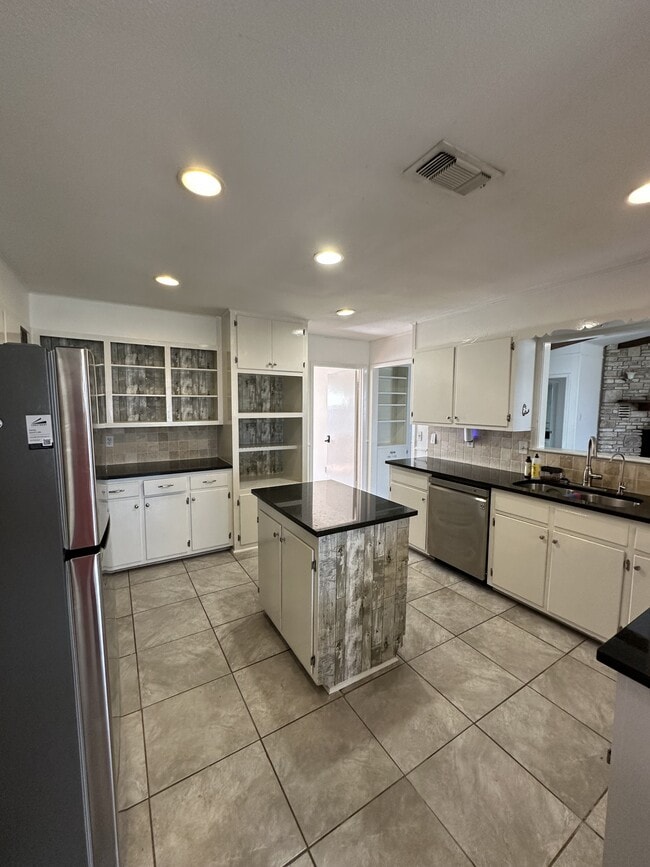 Building Photo - 211 Uecker Dr