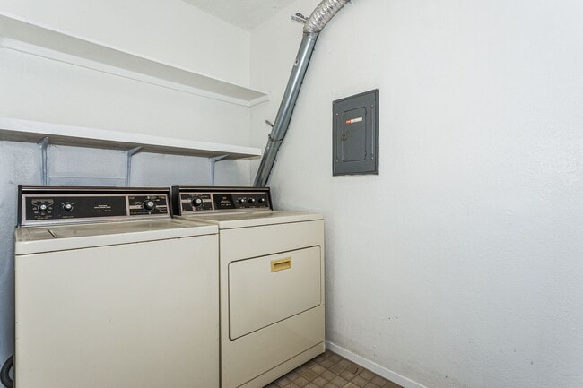 Foto del edificio - 2 bedroom 1 bath duplex
