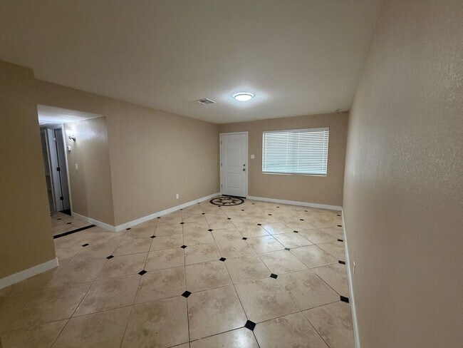 Building Photo - 5810 W Earll Dr