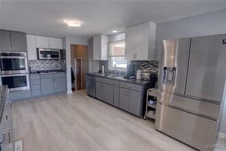 Building Photo - 190 W Elmview Ave