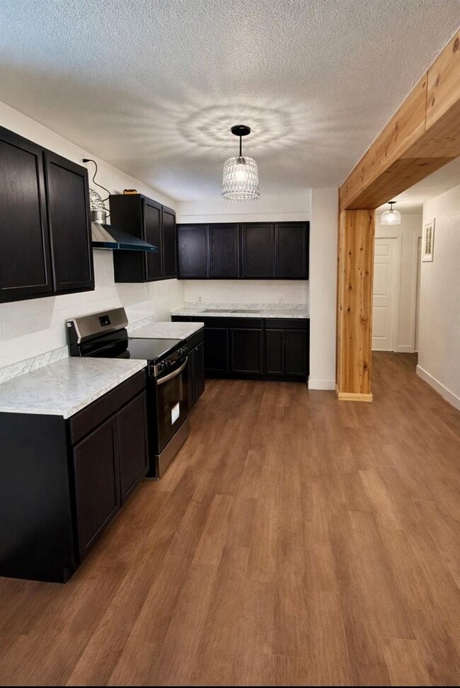 Building Photo - Adorable and fully remodeled 3 bedroom home!