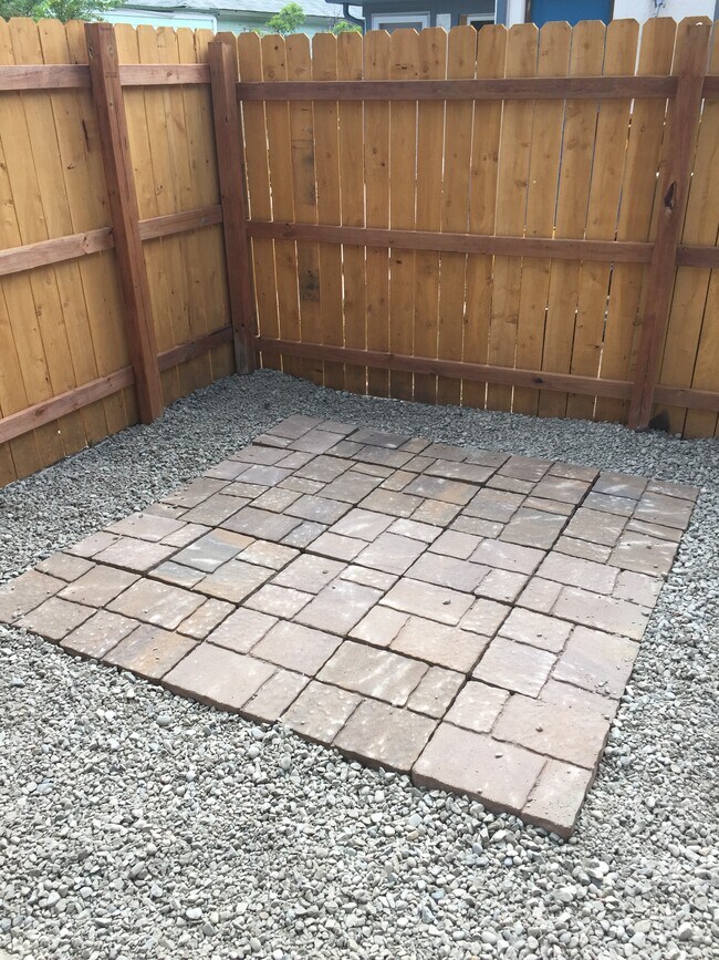 Patio adoquinado en el patio privado cercado. - 431 N Franklin St