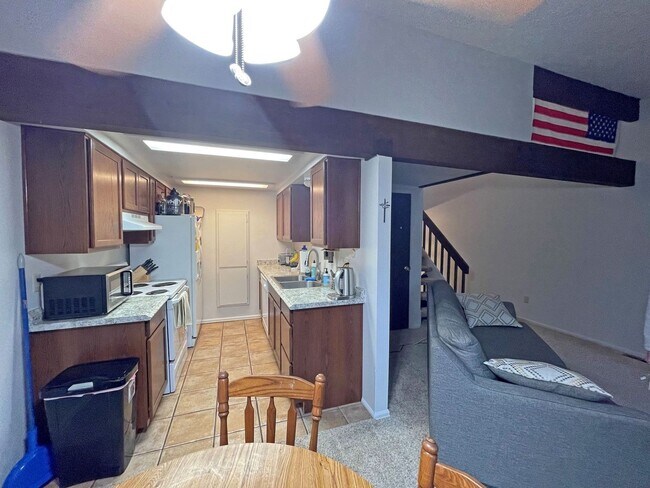 Foto del edificio - 2-Bedroom Townhome w/ Garage in Northeast Colo Springs