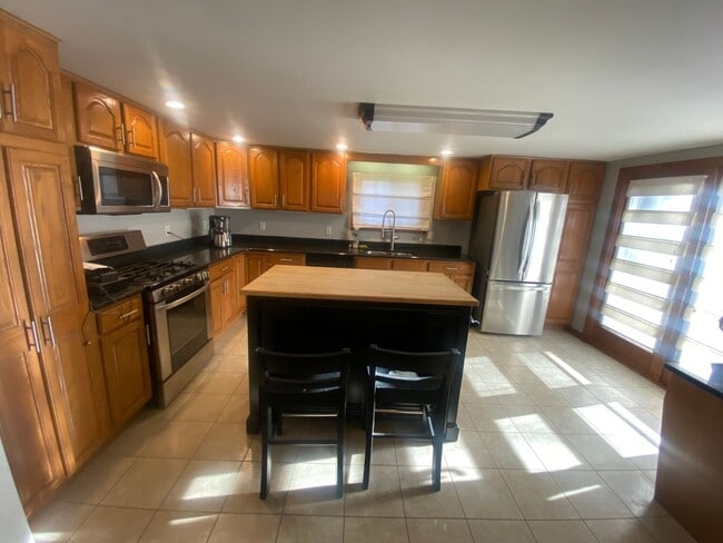 Building Photo - Amazing Single Family Home