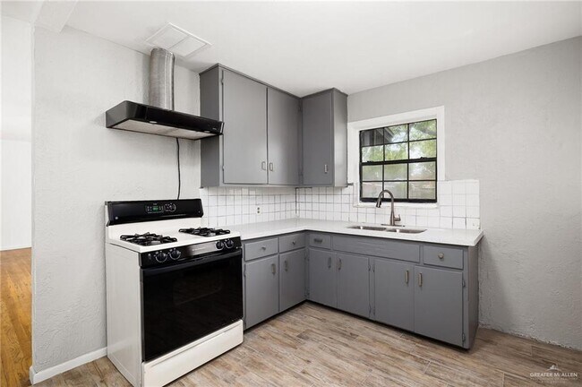 Building Photo - 14 Cummings Ave