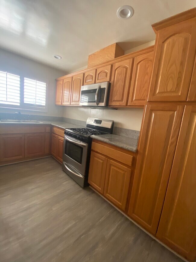 Building Photo - 442 S Rexford Dr