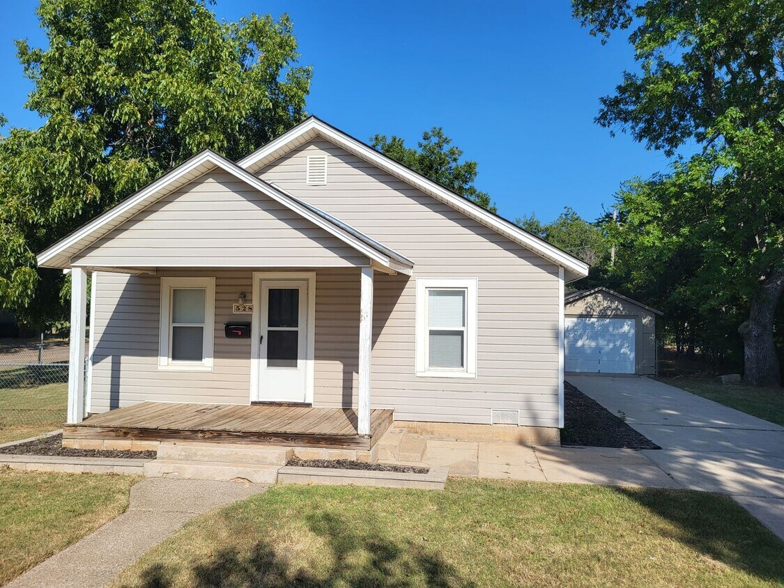 Primary Photo - 3 bedroom 1 bathroom house with garage and...