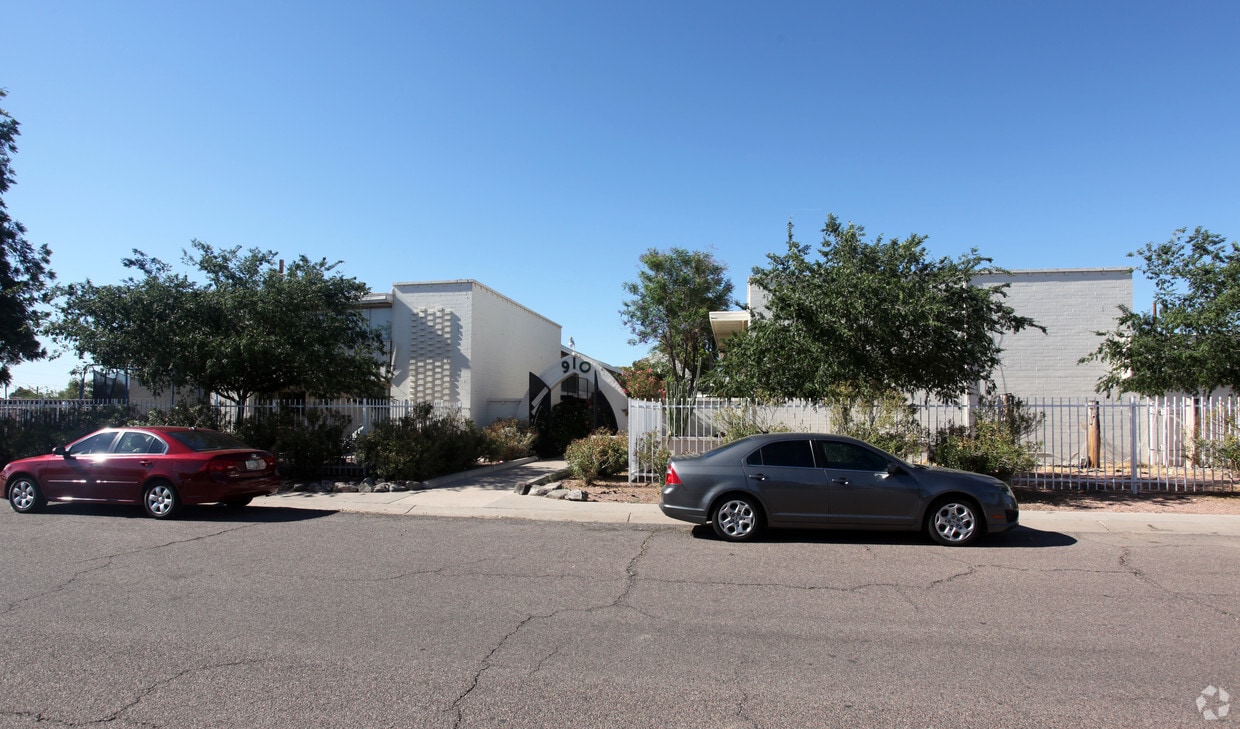 Primary Photo - 910 E Marlette Ave