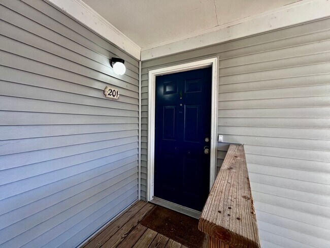 Foto del edificio - 2 bedroom 2 bathroom condo blocks from the Virginia Beach Oceanfront.