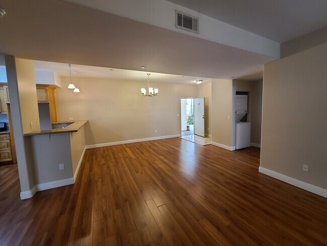 Building Photo - 12916 Moorpark St